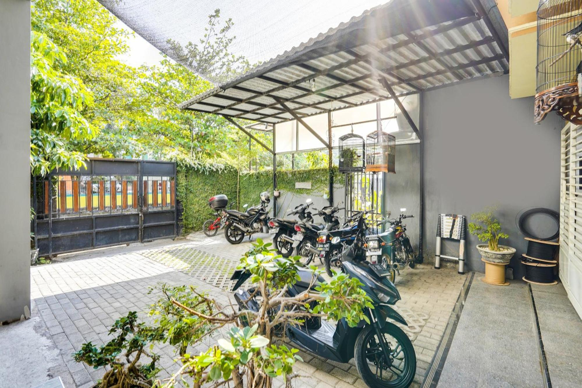 Spot On 91745 Rumah Kost Gresik Syariah Экстерьер фото