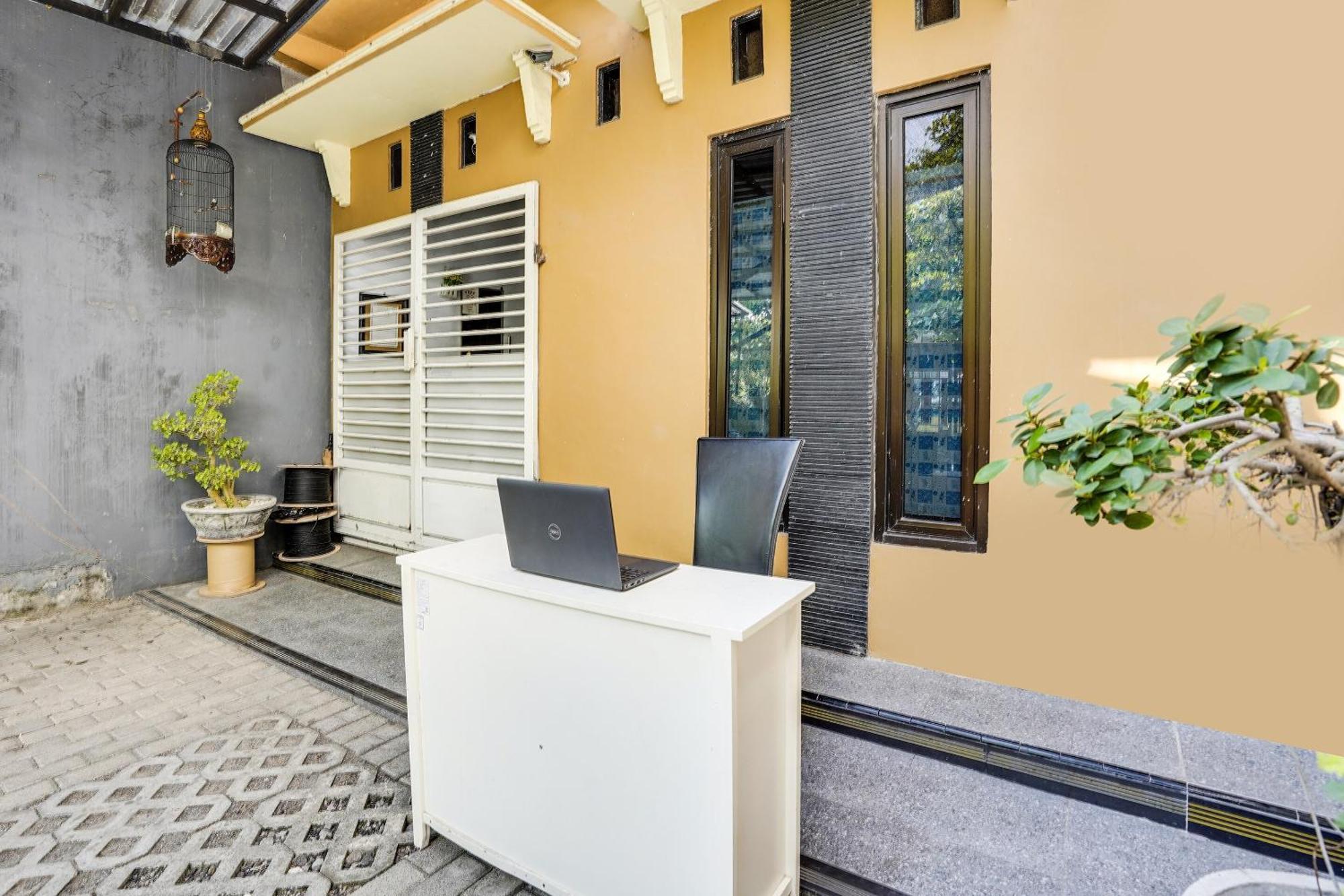 Spot On 91745 Rumah Kost Gresik Syariah Экстерьер фото