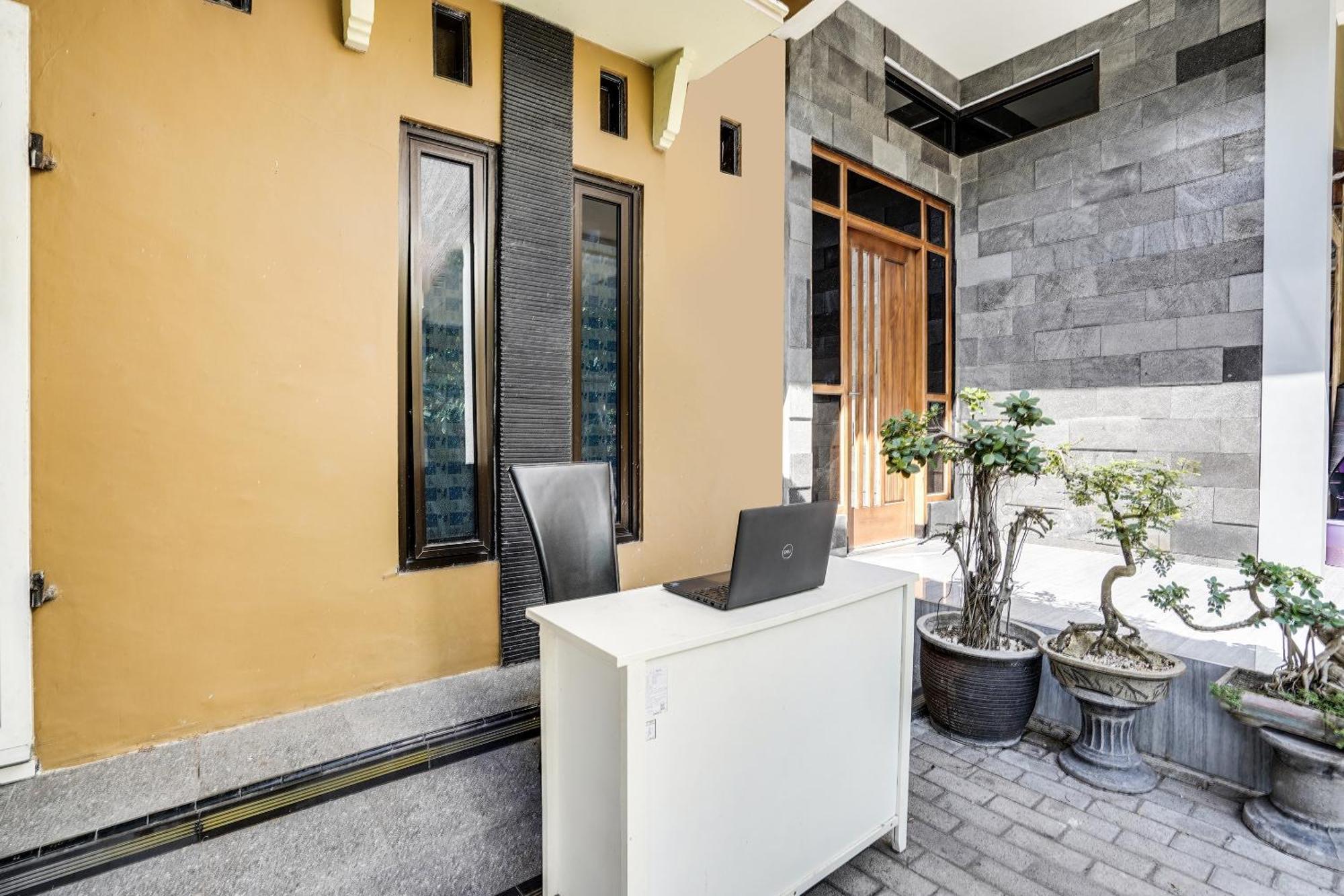 Spot On 91745 Rumah Kost Gresik Syariah Экстерьер фото